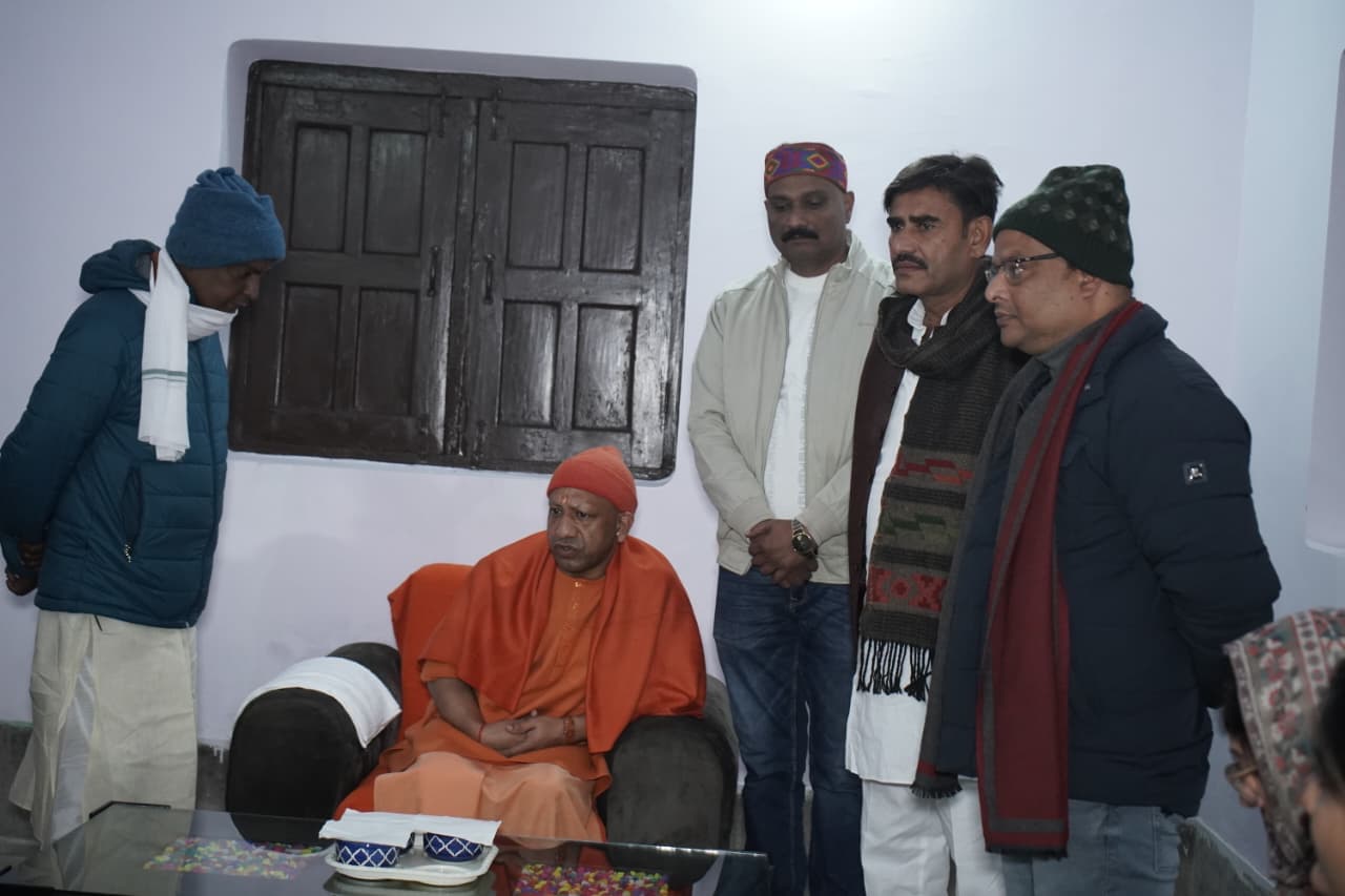 बुढ़िया बारी पहुंचे मुख्यमंत्री योगी आदित्यनाथ, दिवंगत सुशील कुमार यादव के चित्र
