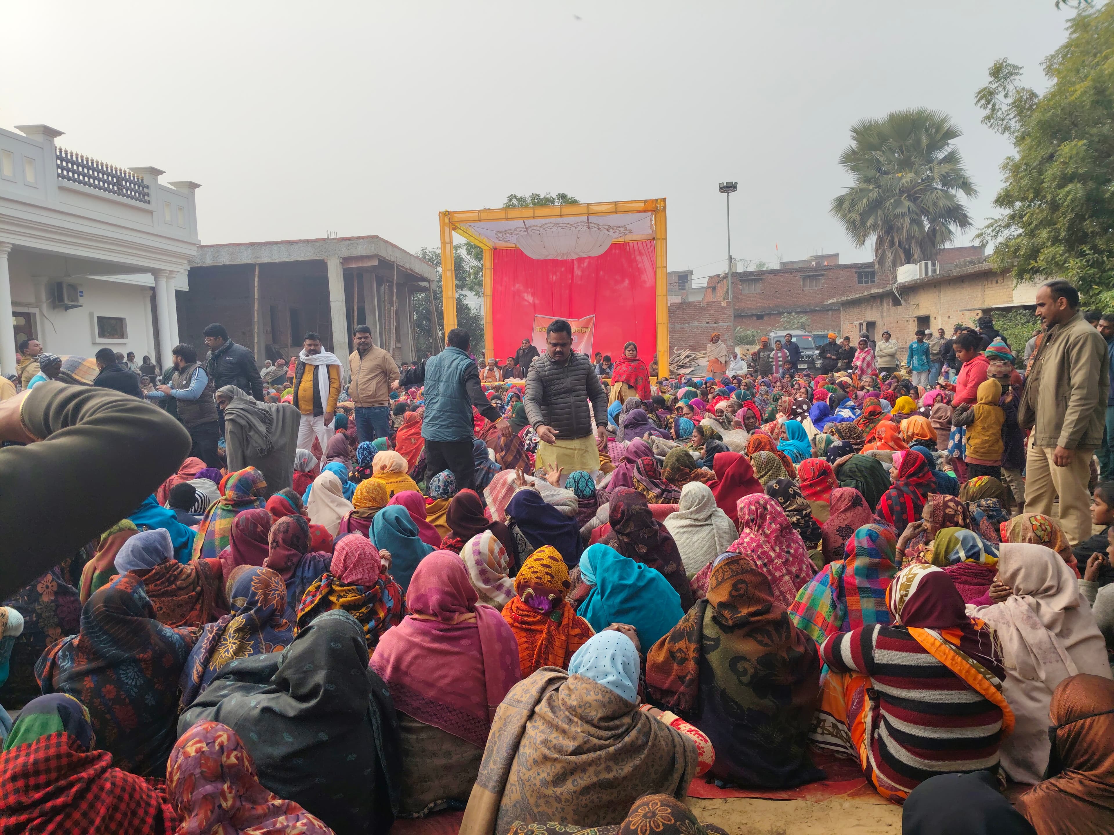 भीषण ठंड में गरीबों को राहत: बेलघाट में 1000 जरूरतमंदों को वितरित