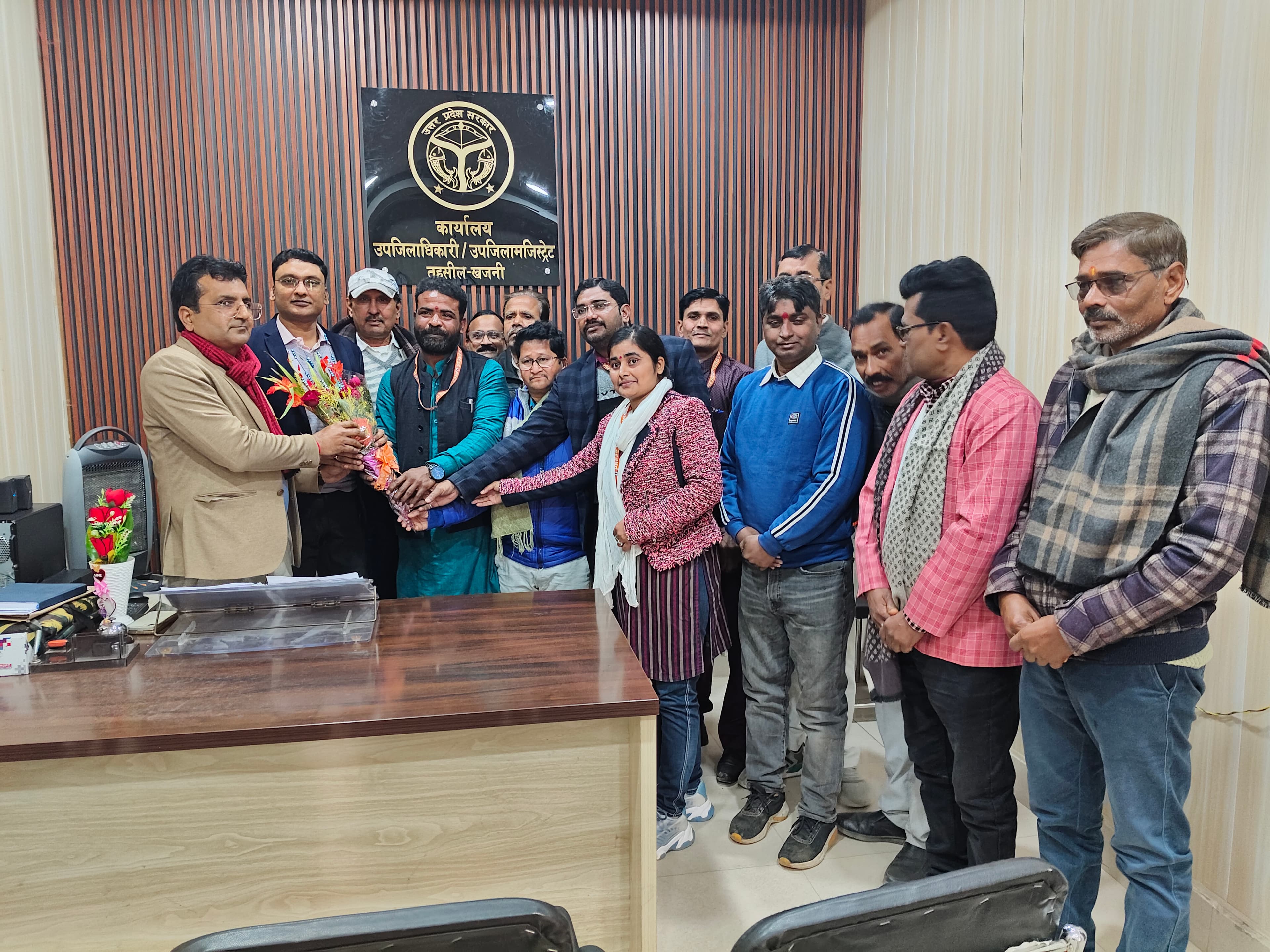 खजनी तहसील में नववर्ष 2026 का स्वागत, प्रशासनिक अधिकारियों को दी गई