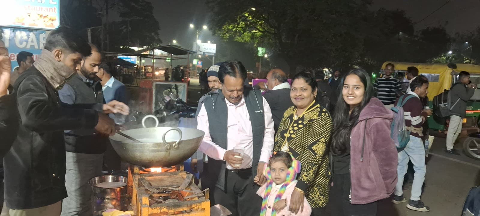 नव वर्ष की पूर्व संध्या पर भोपाल में सांची कैफे पर राहगीरों को पिलाया गया मलाईयुक्त कढ़ाई दूध, सांची दूध के माध्यम से स्वाद, सेहत और स्वच्छ पोषण का दिया संदेश