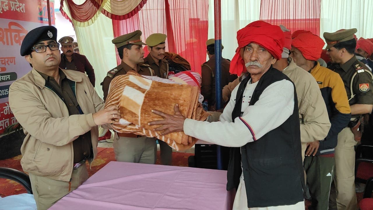 ग्राम प्रहरियों को किया गया कम्बल वितरित