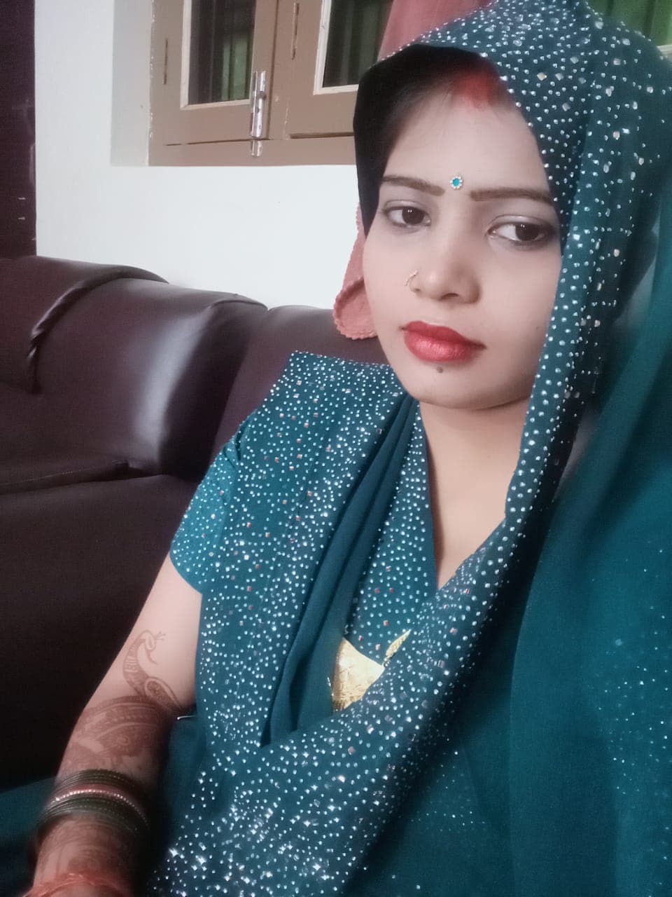 *संदिग्ध परिस्थितियों में विवाहिता का फंदे से लटकता मिला शव* *सास, ननंद