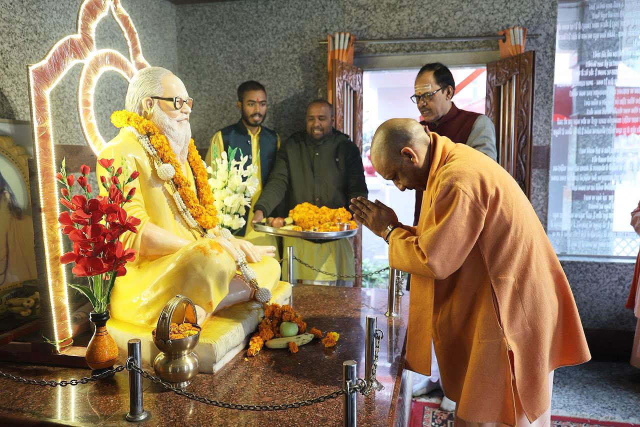 GORAKHPUR मुख्यमंत्री योगी आदित्यनाथ पहुँचे गोरखनाथ मंदिर । बाबा गोरखनाथ व गुरू