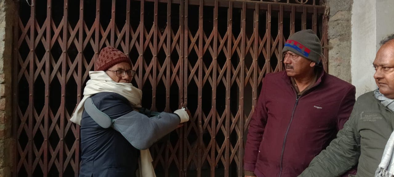 विवादित मकान में प्रशासन ने जड़ा ताला विवाद को कराया शांत