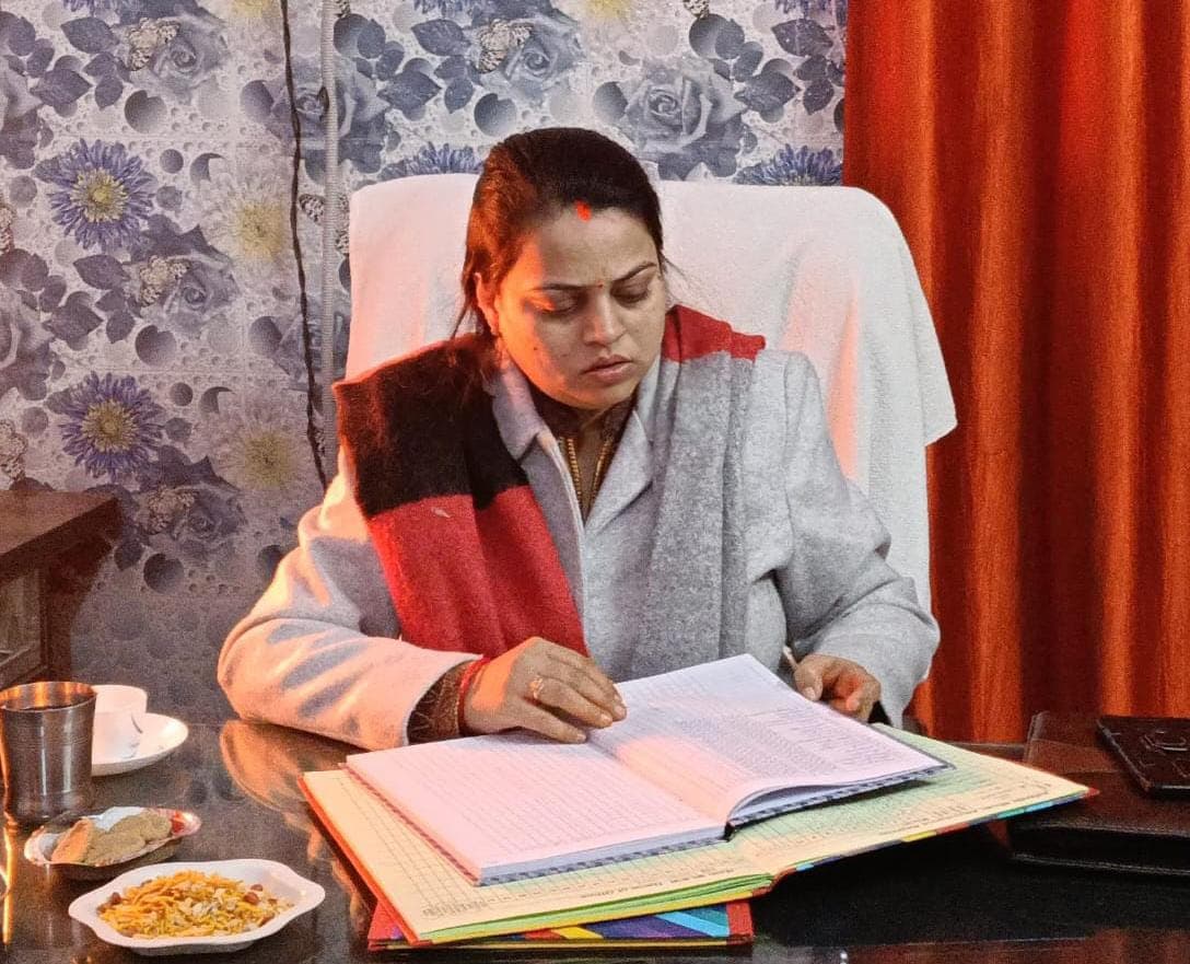 कर्मचारी अपनी पुरानी आदतों में सुधार लाएं और शासन की योजनाओं को