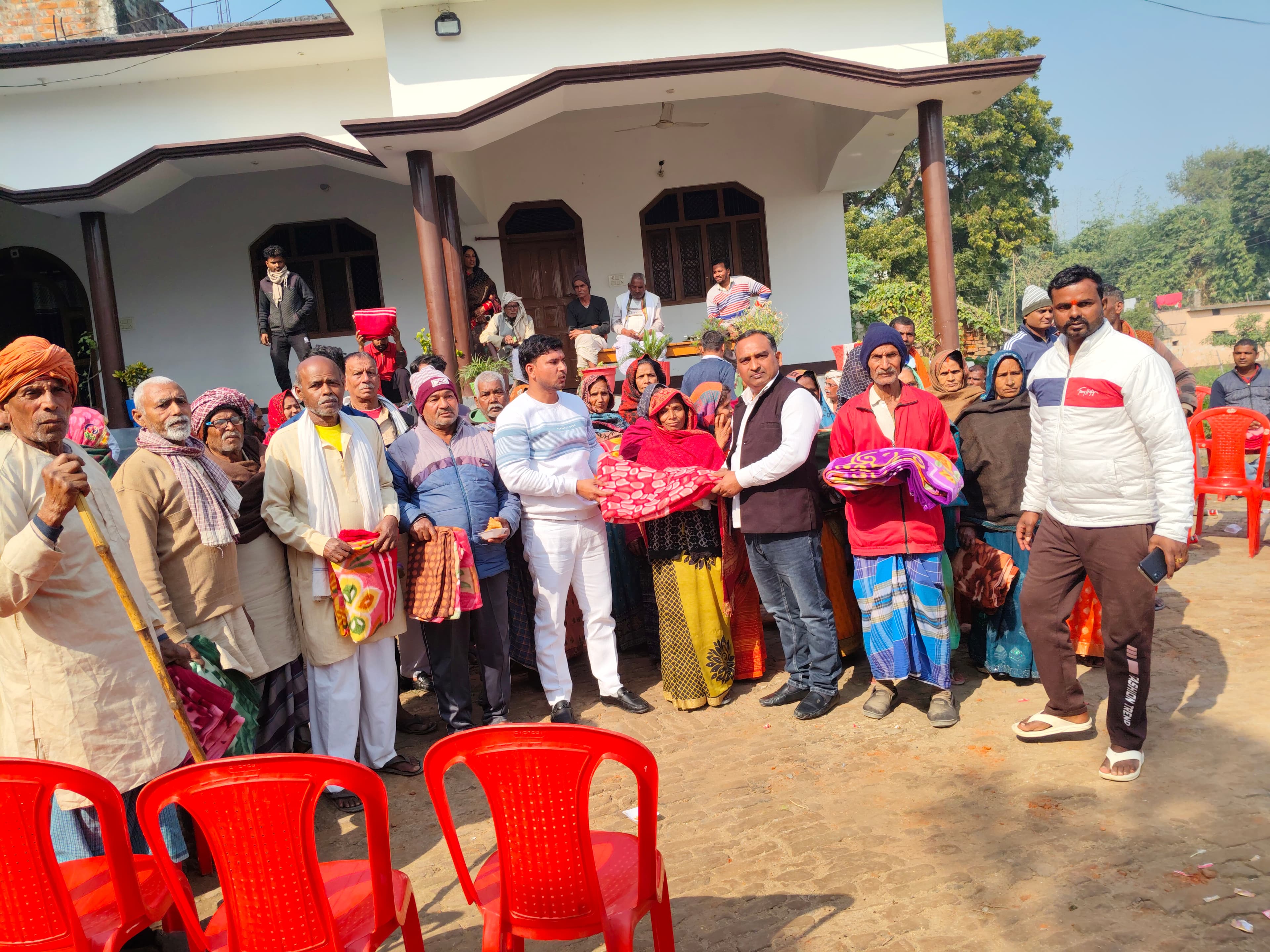 बेलघाट क्षेत्र के ब्रम्हदेवामें कंबल वितरण, असहायों के चेहरे पर दिखी मुस्कान