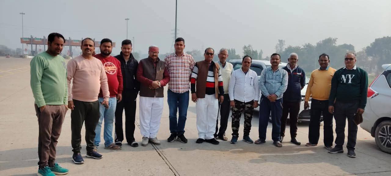 प्रयागराज में आयोजित तीर्थ यात्रा के लिए बेलघाट क्षेत्र के मिश्रौलिया ग्राम