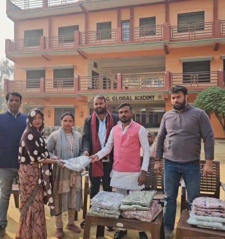 समाजसेवी डॉक्टर प्रभाकर वर्धन राज ने जरूरतमंदों में किया कंबल वितरण