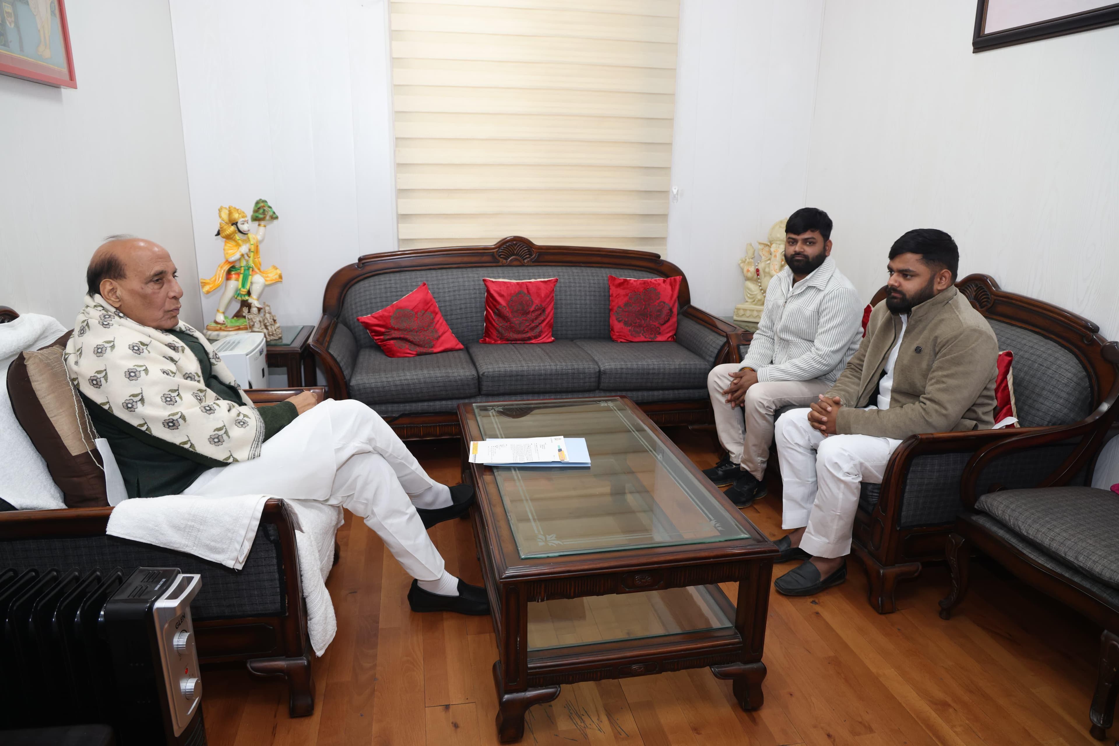 बेलघाट क्षेत्र के विकास को लेकर रक्षा मंत्री राजनाथ सिंह से अभिषेक