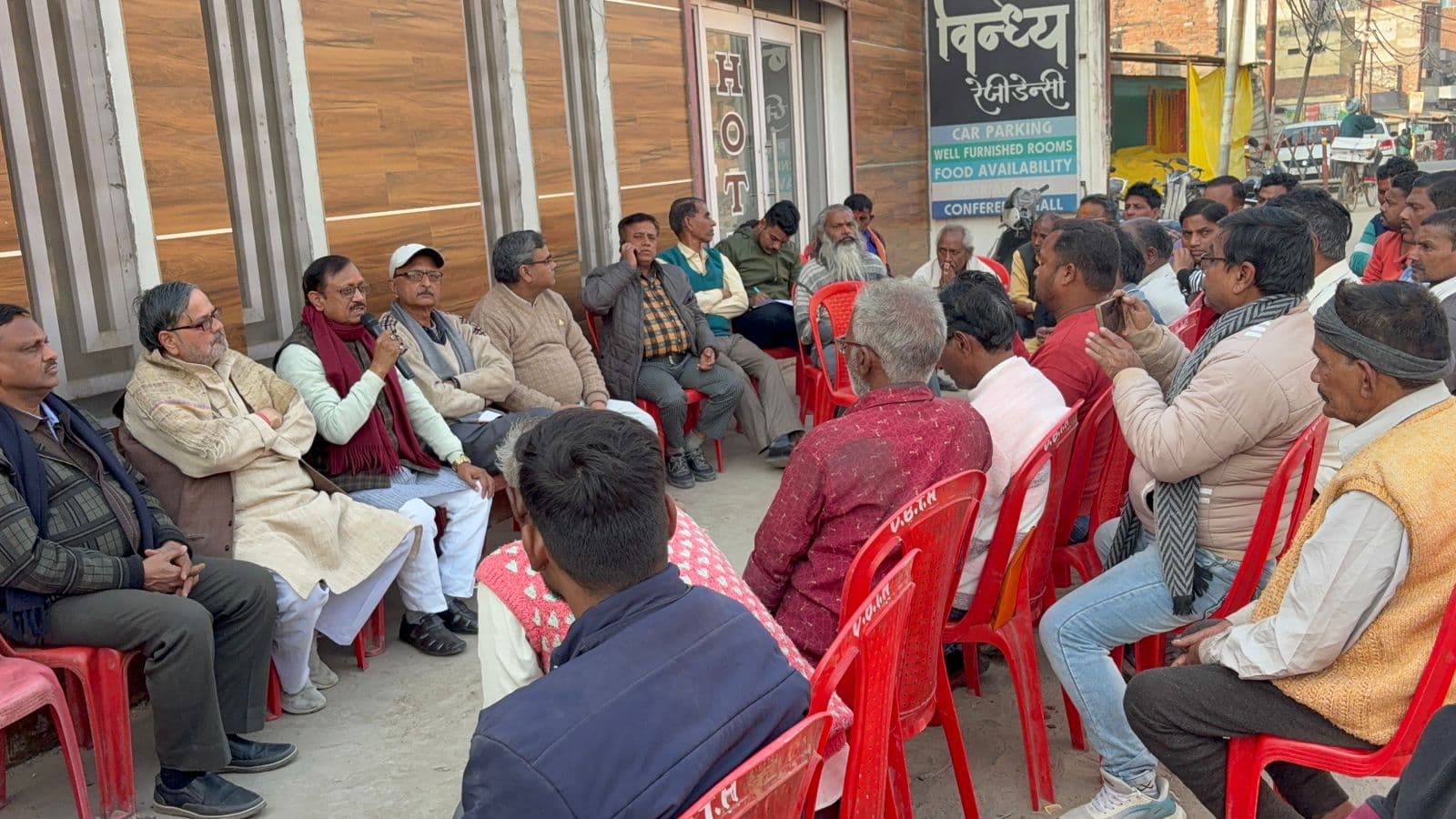 मीरजापुर: विंध्य कॉरिडोर पर करोड़ों का खर्च, फिर भी विंध्याचल धाम में ज़हर बना पानी, जन चौपाल में फूटा जनता का गुस्सा