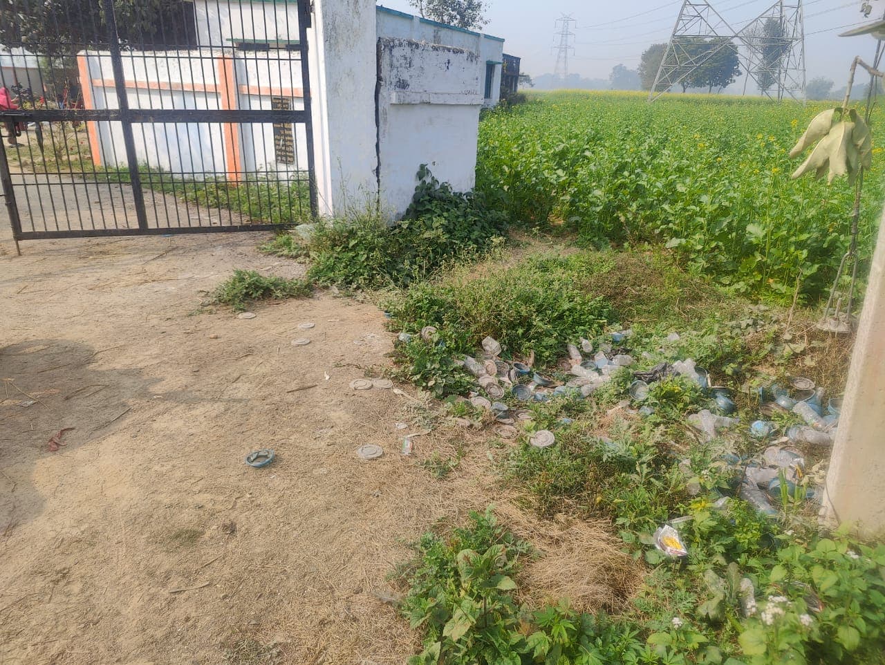 पट्टी धर्मदास विद्यालय के समीप लगा गंदगी का अंबार