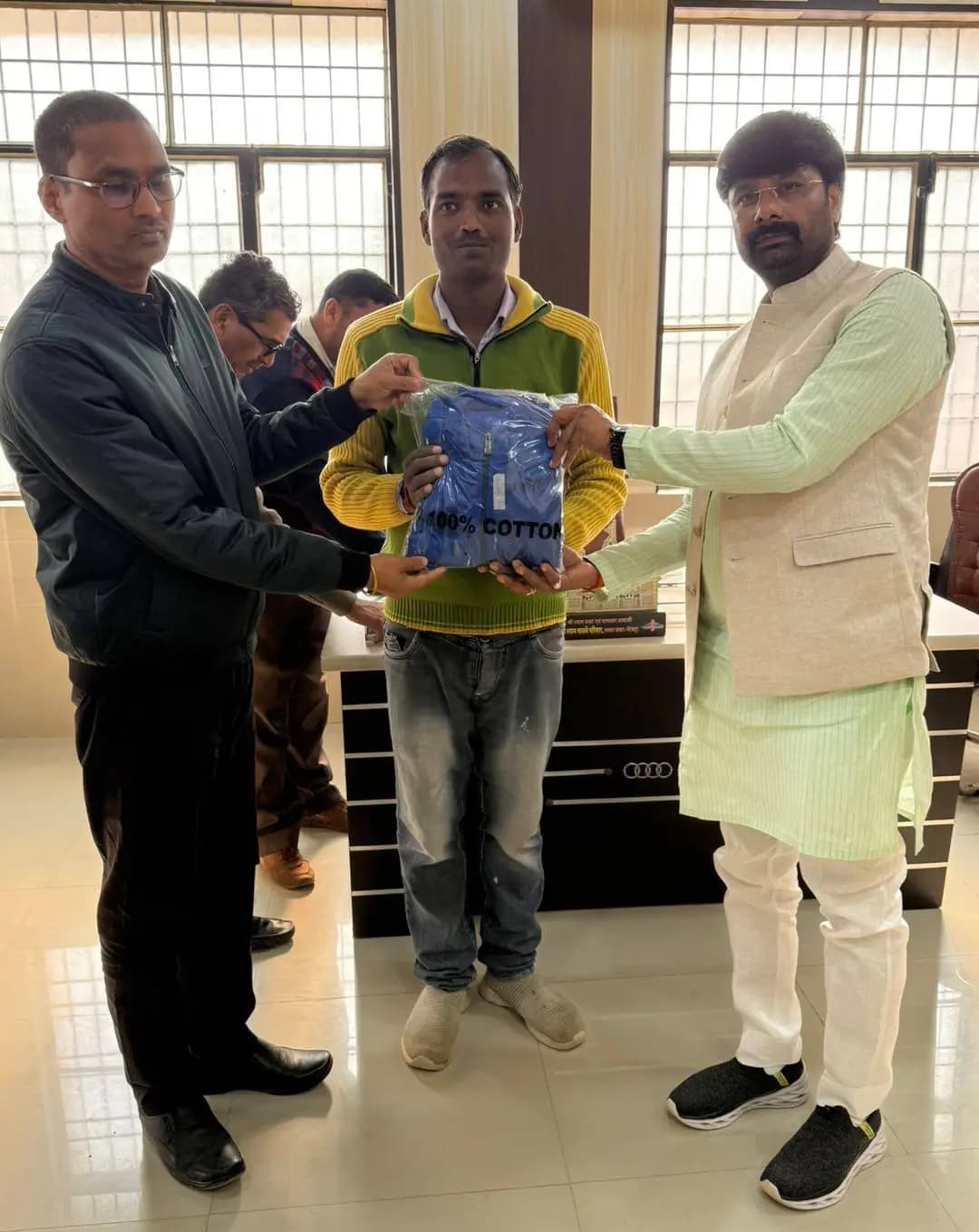 नगर पंचायत घघसरा में सफाईमित्रों को ट्रैकसूट वितरण