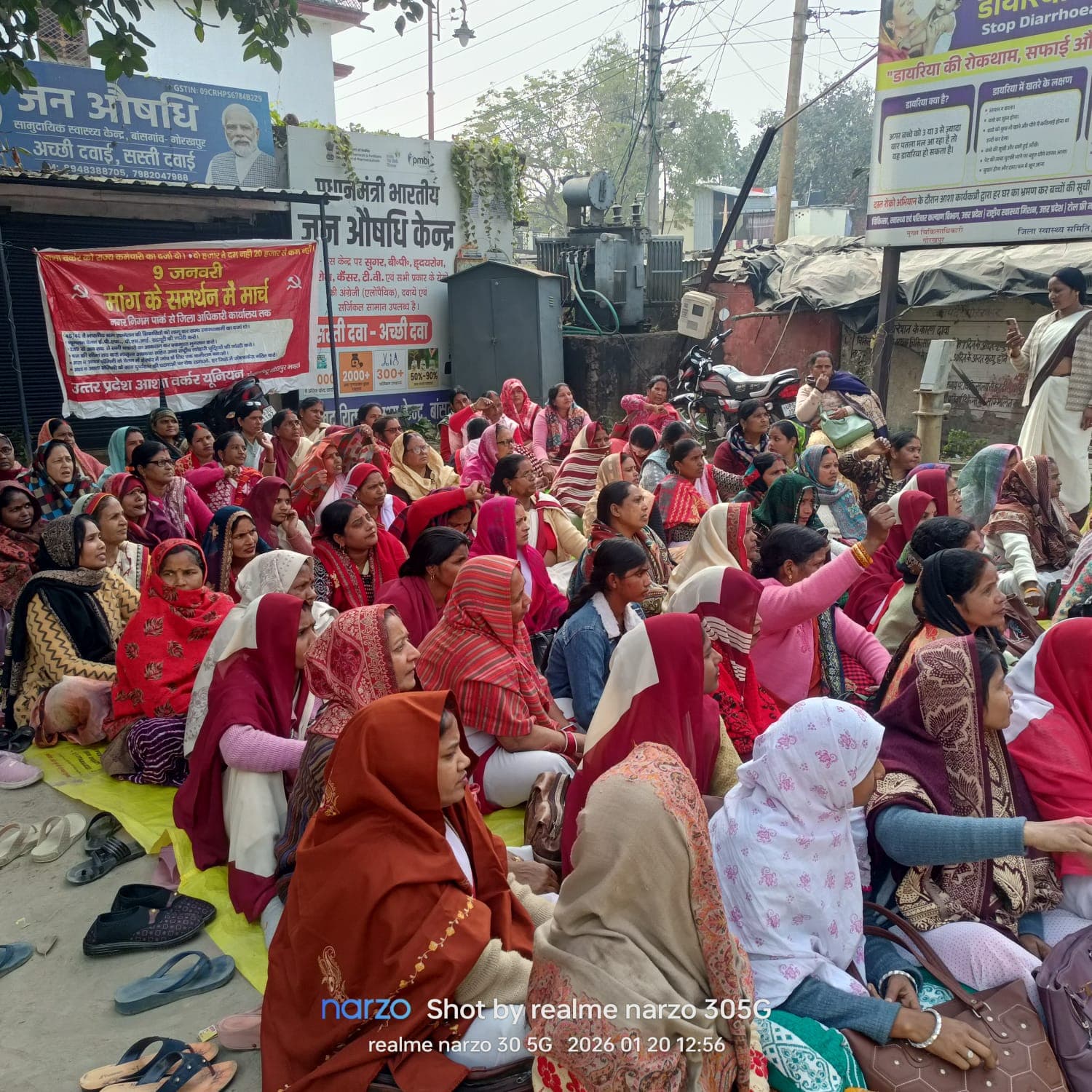 36 दिनों से जारी हड़ताल के बीच आशा वर्करों ने बांसगांव सीएचसी पर आयोजित की जन पंचायत