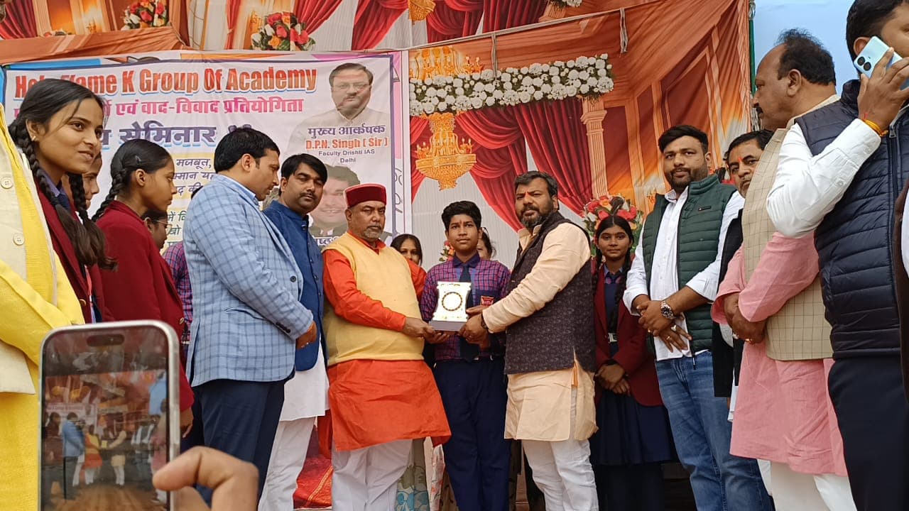 होली फ्लेम एकेडमी के डायरेक्टर शिवेंद्र सिंह एवं विक्की सिंह के नेतृत्व