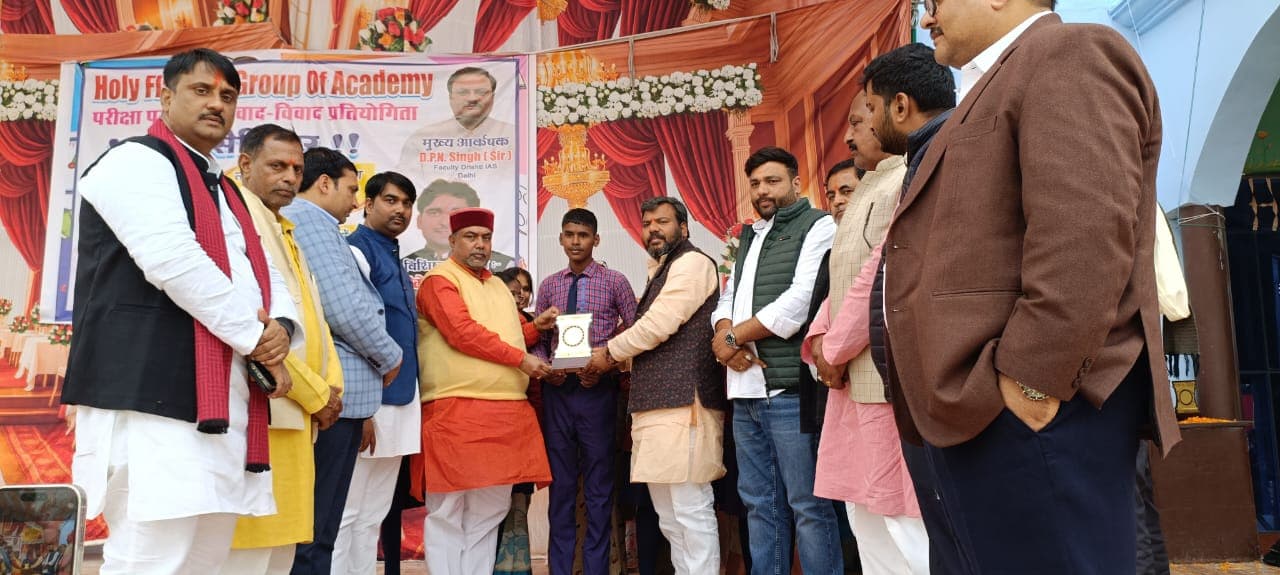 होली फ्लेम एकेडमी के डायरेक्टर शिवेंद्र सिंह एवं विक्की सिंह के नेतृत्व