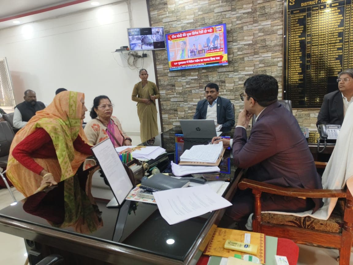 कलेक्ट्रेट में जिलाधिकारी ने की जनसुनवाई, 90 शिकायतों में अधिकांश का मौके पर निस्तारण