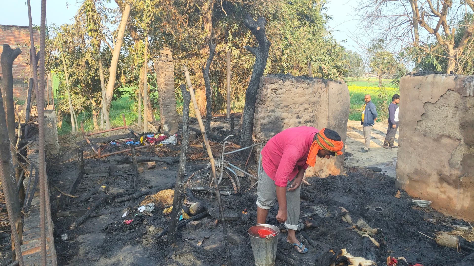 बेलघाट थाना क्षेत्र के ग्राम सोपाईमें भीषण आग, हरिजन बस्ती की झोपड़ी