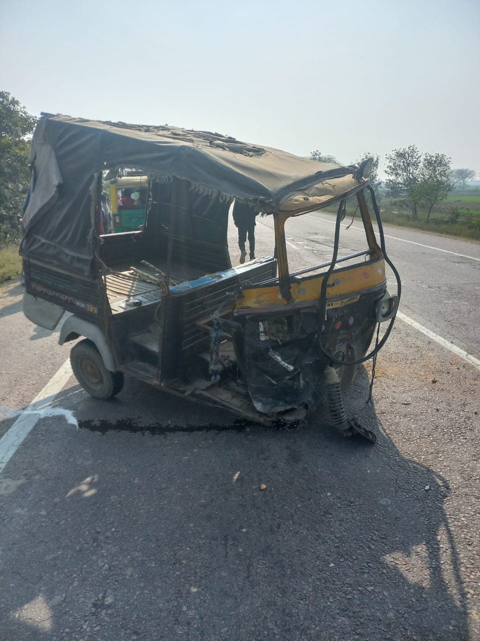 अज्ञात वाहन की टक्कर से ऑटो पलटा, तीन गंभीर घायल एक की हालत नाजुक, सदर अस्पताल रेफर