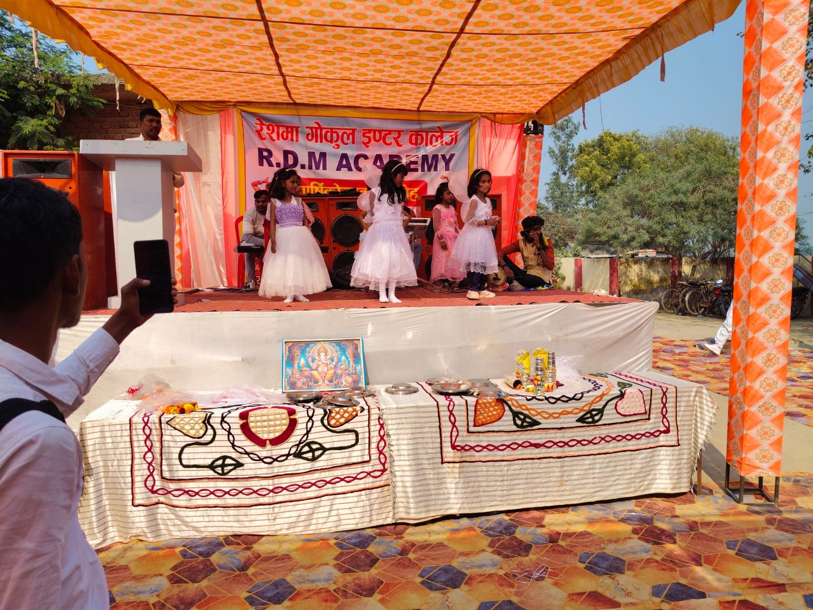 पिछड़े इलाके में प्रतिभा का धमाका! मातृ-पितृ दिवस पर विज्ञान और संस्कृति