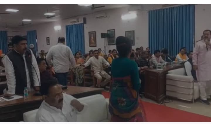 लखनऊ नगर निगम सदन: मेयर के सामने भाजपा और कांग्रेस पार्षद में