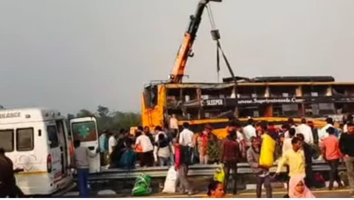 पूर्वांचल एक्सप्रेस वे पर बड़ा हादसा, तेज रफ्तार बस पलटी, सात लोगों