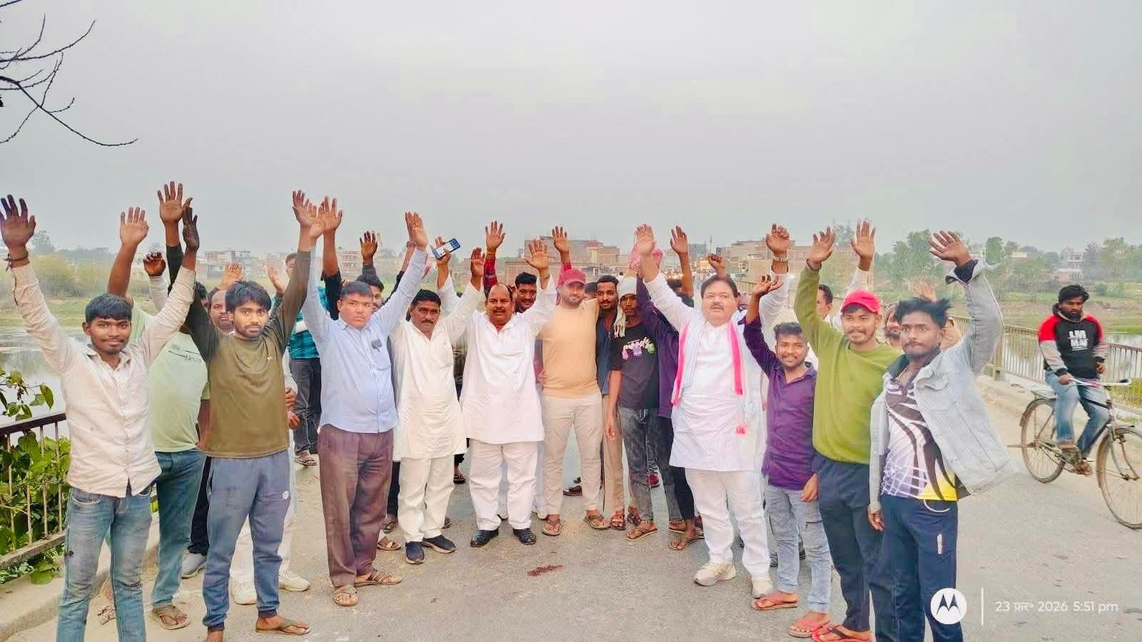 सिकरीगंज बांसगांव संदेश रामजानकी मार्ग, सिकरीगंज स्थित पुल को बिना पूर्व सूचना