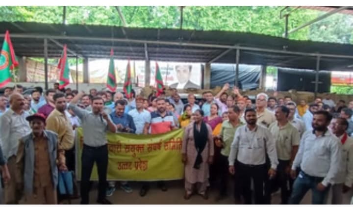 यूपी: प्रदेश में बिजली कर्मचारियों के घर में जबरन घुसकर मीटर लगाने