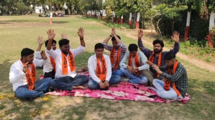 लविवि में जर्जर बारादरी मामले में एक बार फिर माहौल गरमाया, नमाज