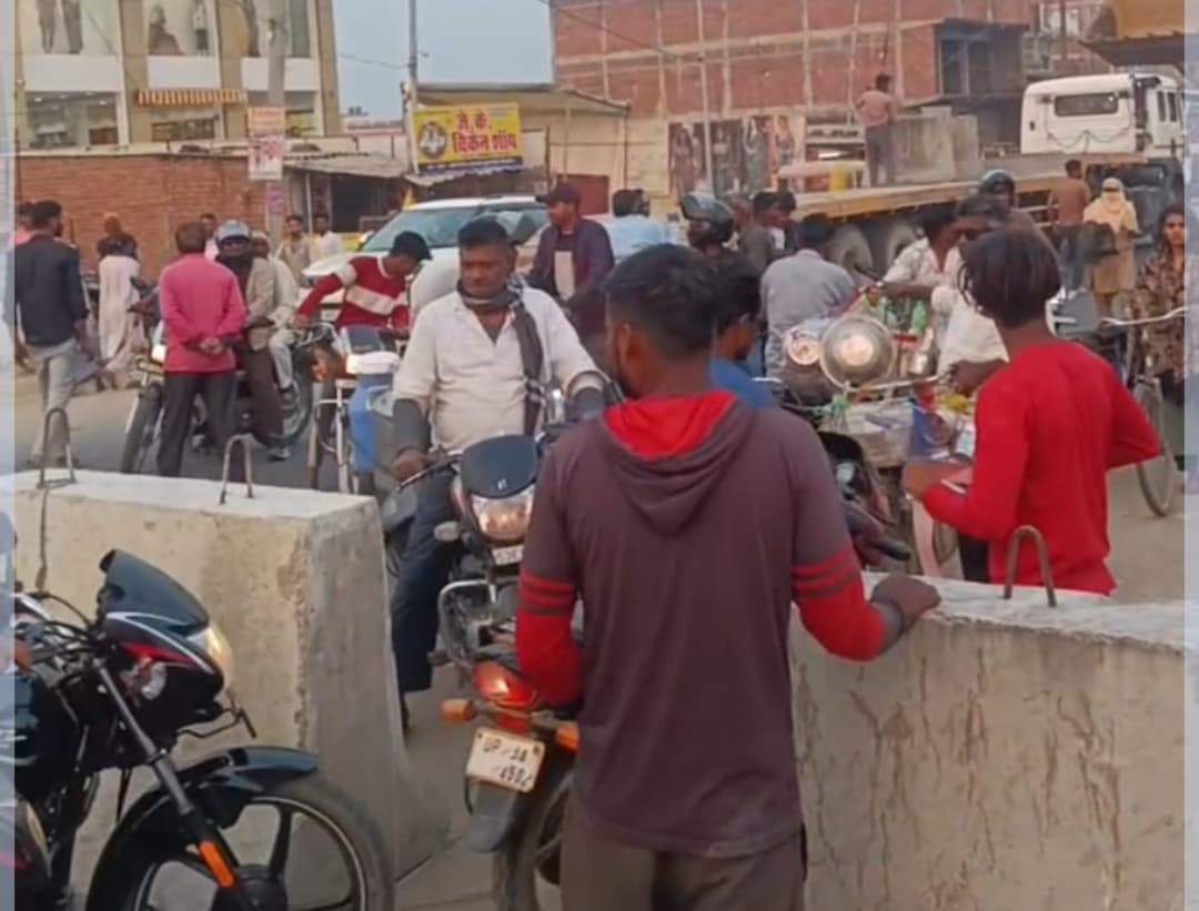सिमेंटेड बैरिकेडिंग के बाद भी नहीं थमा आवागमन, वैकल्पिक मार्ग की मांग पर अड़े ग्रामीण