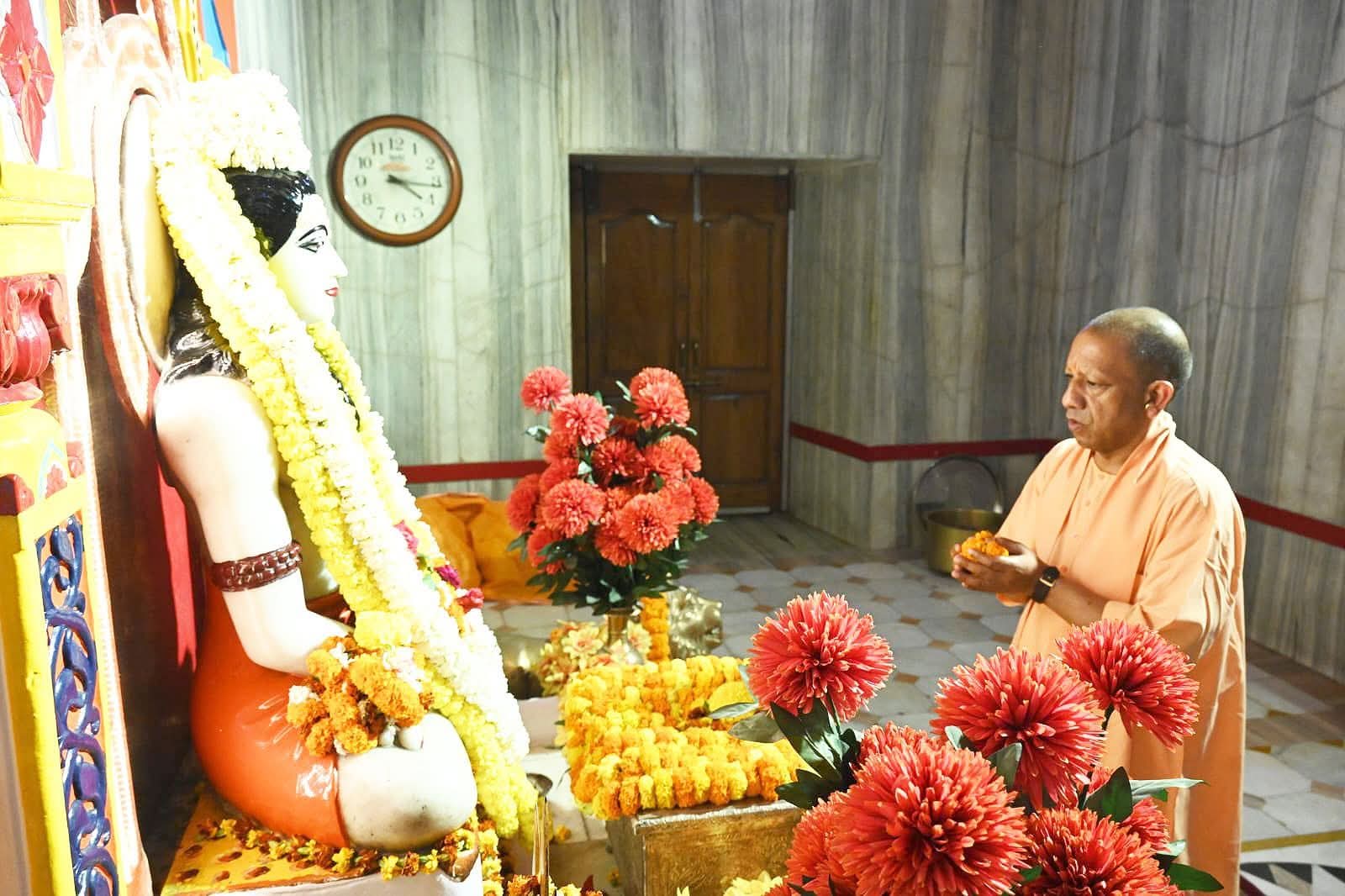 गोरखपुर: CM योगी पहुंचे गोरखनाथ मंदिर बाबा गोरखनाथ जी का लिया आशीर्वाद