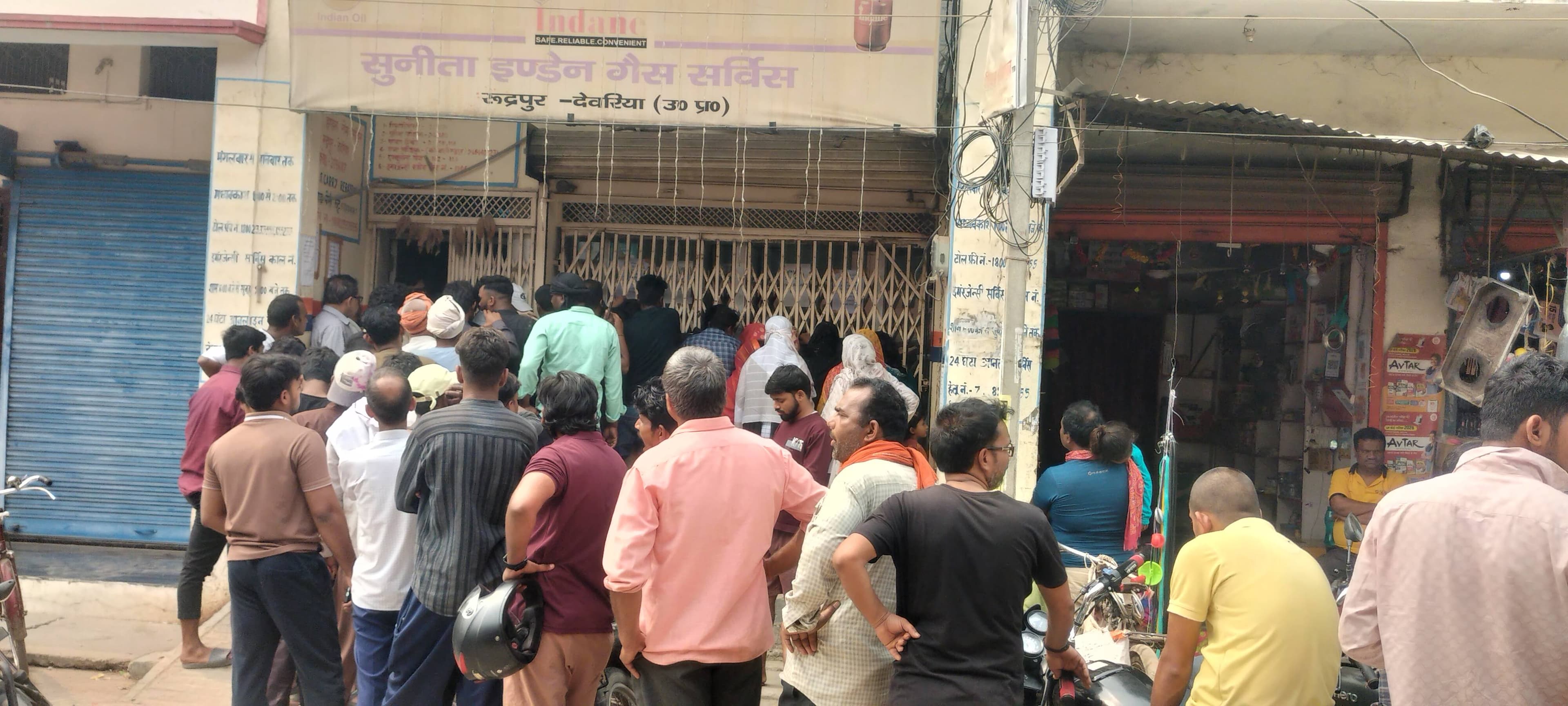 गैस के लिए मची अफरा-तफरी, घंटों लाइन में खड़े रहने को उपभोक्ता मजबूर