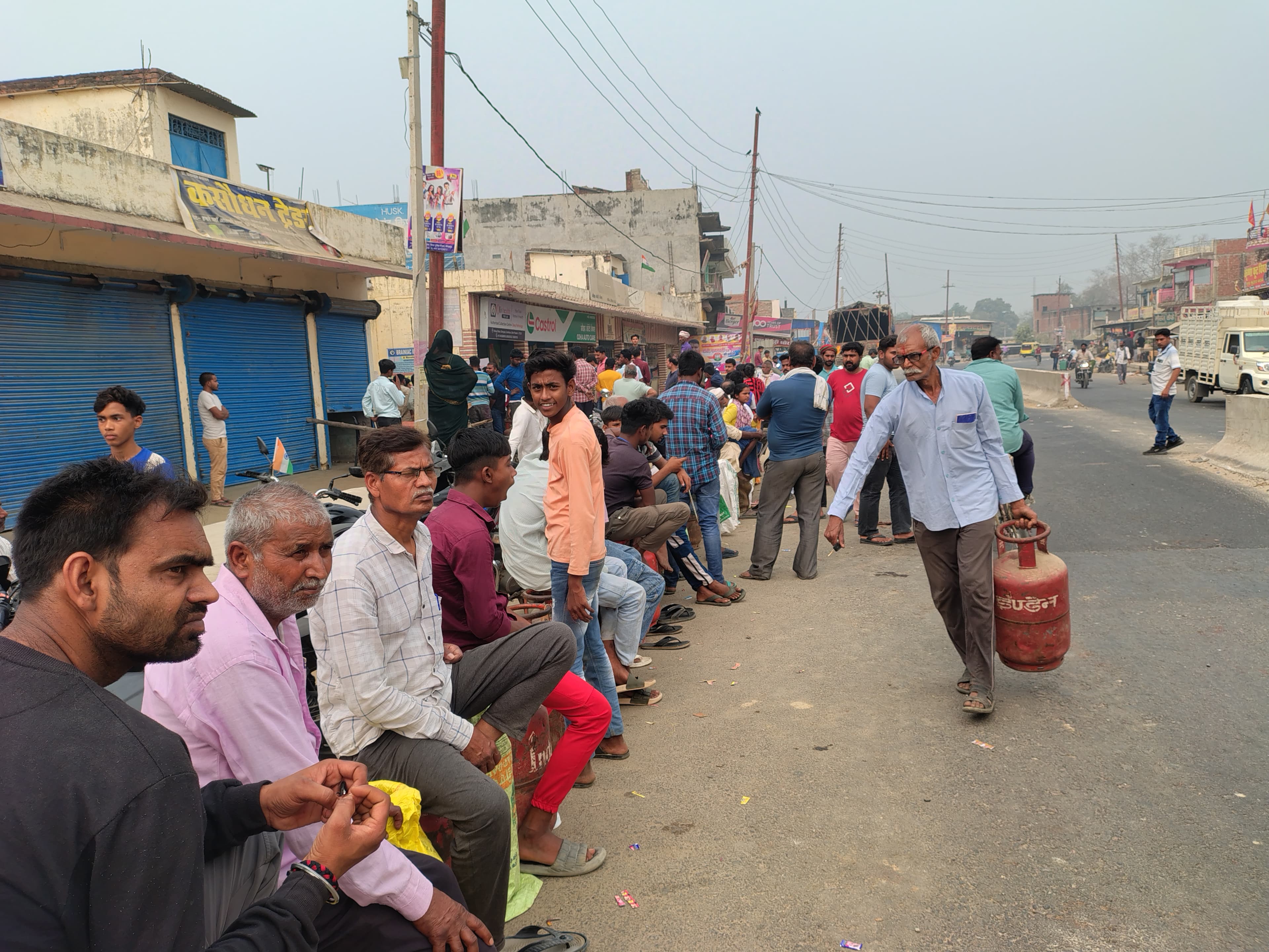 सिकरीगंज में गैस की किल्लत से उपभोक्ता परेशान, सुबह 4 बजे से