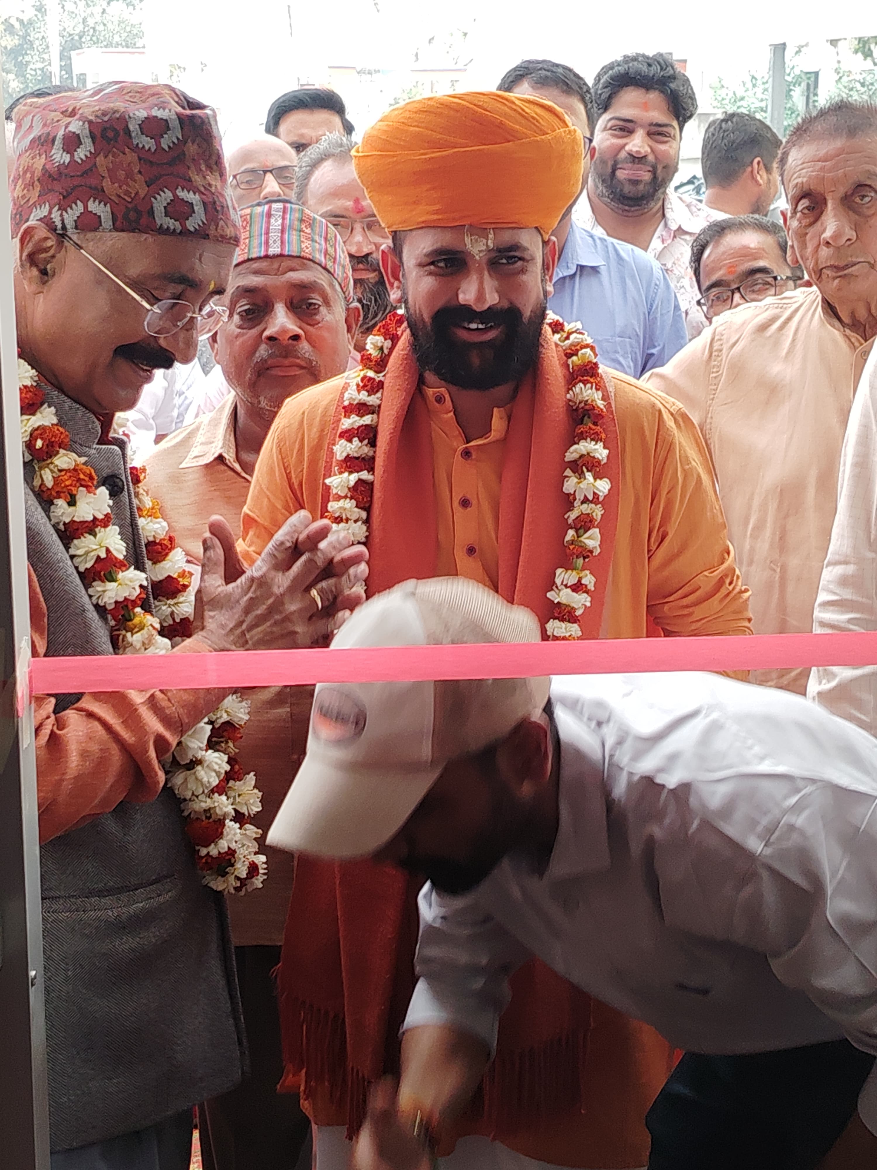 आशा डेंटल क्लिनिक का हुआ शुभारंभ। मदरिया । गोला नगर पंचायत के