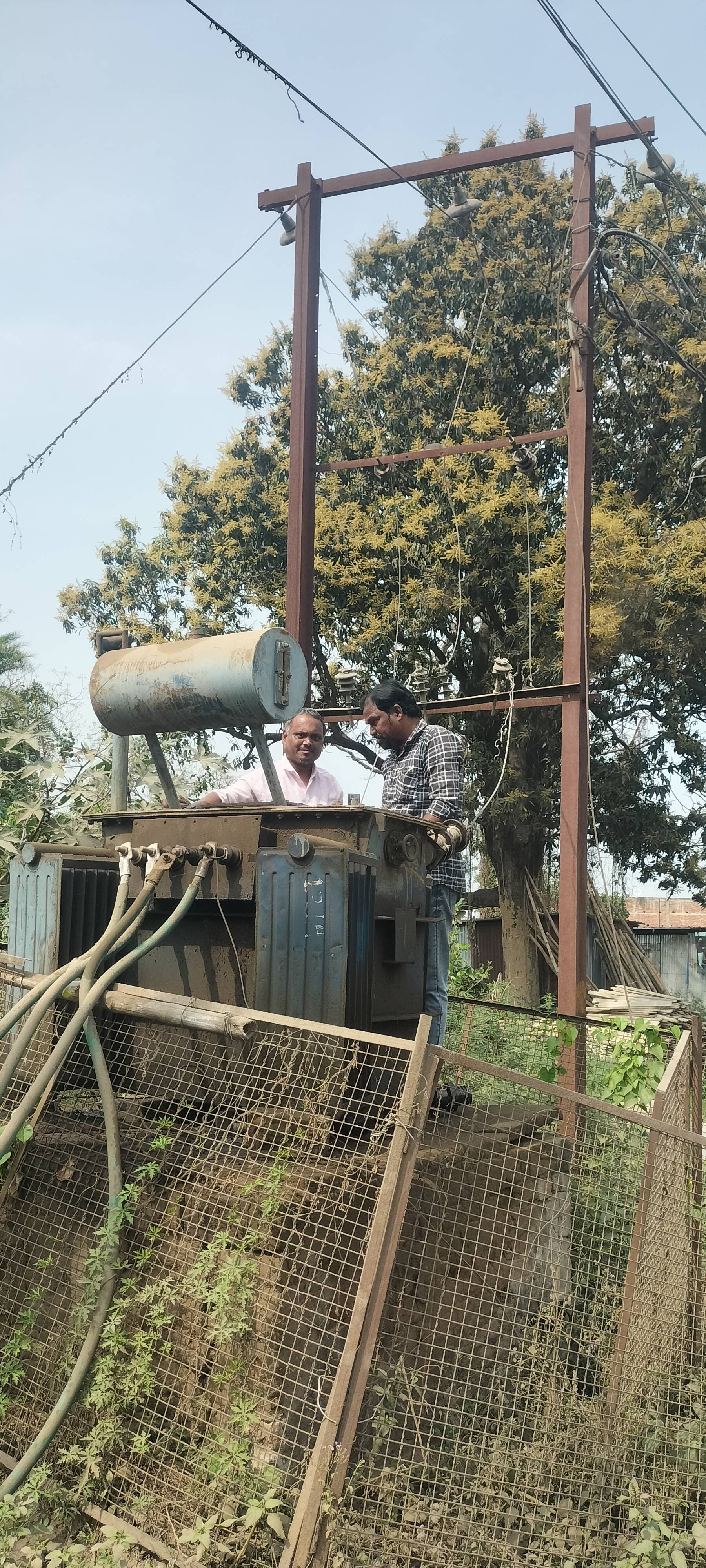 11 हजार वोल्ट ट्रांसफार्मर की बुशिंग जलने से खजुआ चौराहे की बिजली