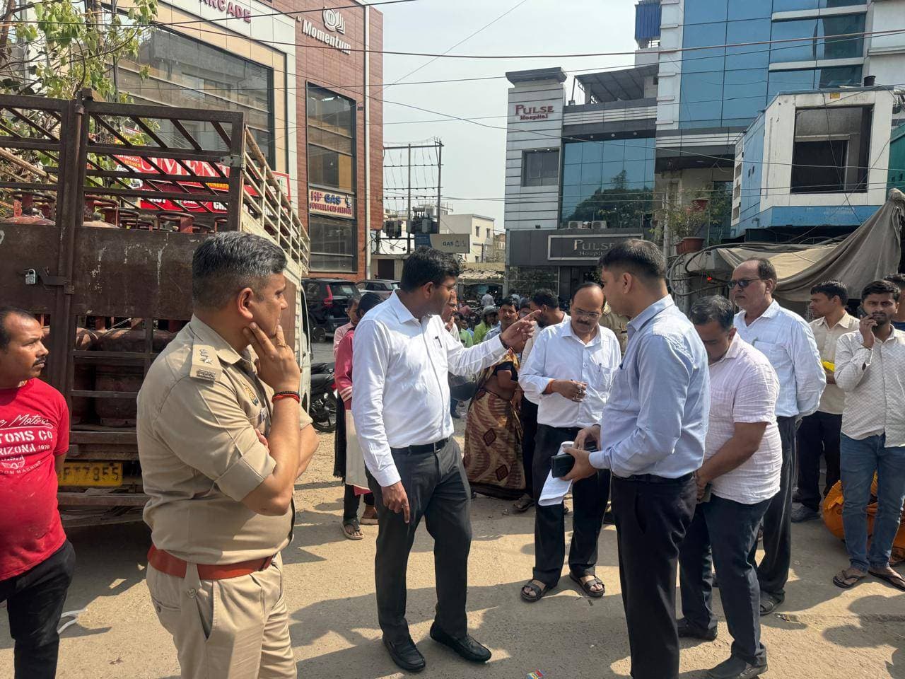 गैस वितरण व्यवस्था पर प्रशासन हुई सख्त, डीएम दीपक मीणा और एसएसपी