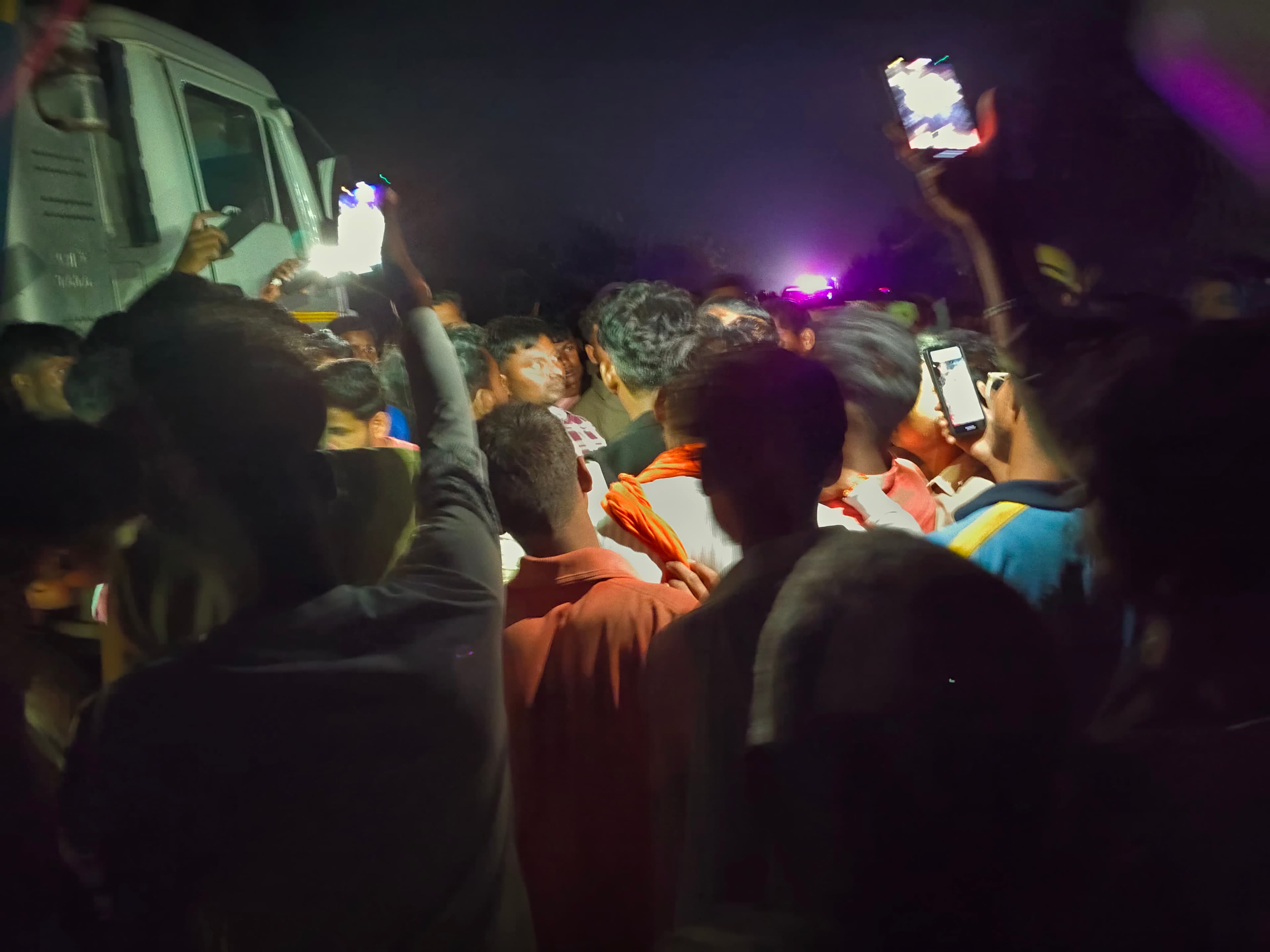 बेकाबू डंपर ने ली युवक की जान, हादसे के बाद भड़के ग्रामीण—सड़क