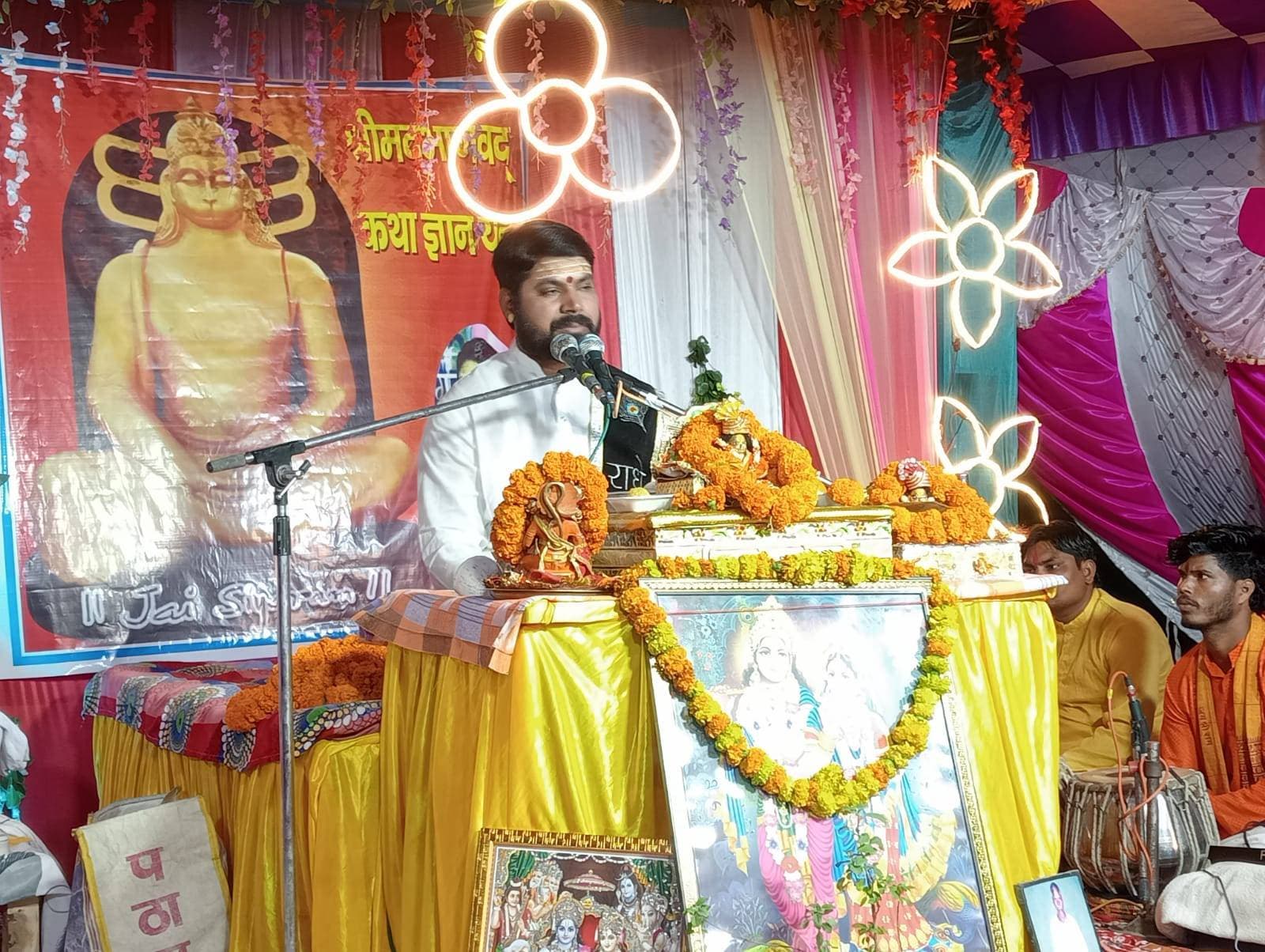 श्रीमद्भगवत कथा में भगवान के साथ भक्तों का भी वर्णन है  पं सूरज कृष्ण शास्त्री