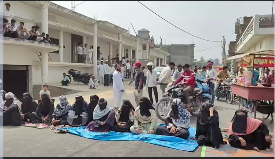 गोरखपुर: रास्ते पर कब्जे के विरोध में महिलाओं ने धुरियापार–उरुवा मार्ग किया