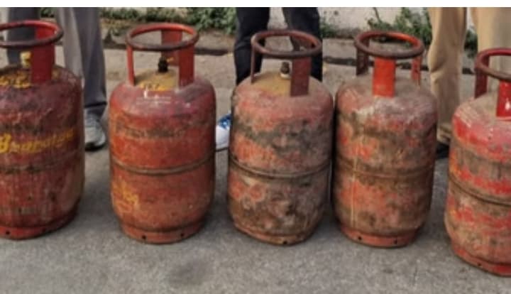 यूपी घर में है पीएनजी कनेक्शन तो नहीं मिलेगा LPG सिलिंडर, गैस