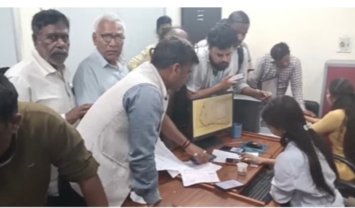 लखनऊ अंधेरे में रहे 5,885 उपभोक्ता, बिजली दफ्तरों पर भारी हंगामा, पुलिस