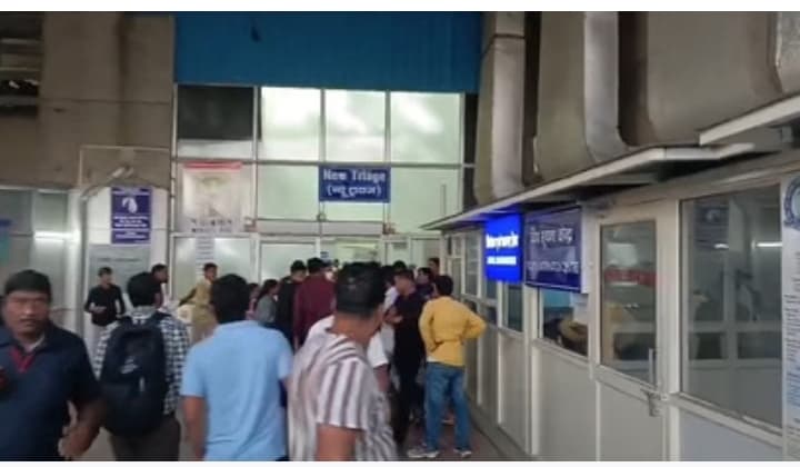 लखनऊ लोहिया अस्पताल में मरीज की मौत पर बवाल, परिजनों ने तोड़फोड़-मारपीट