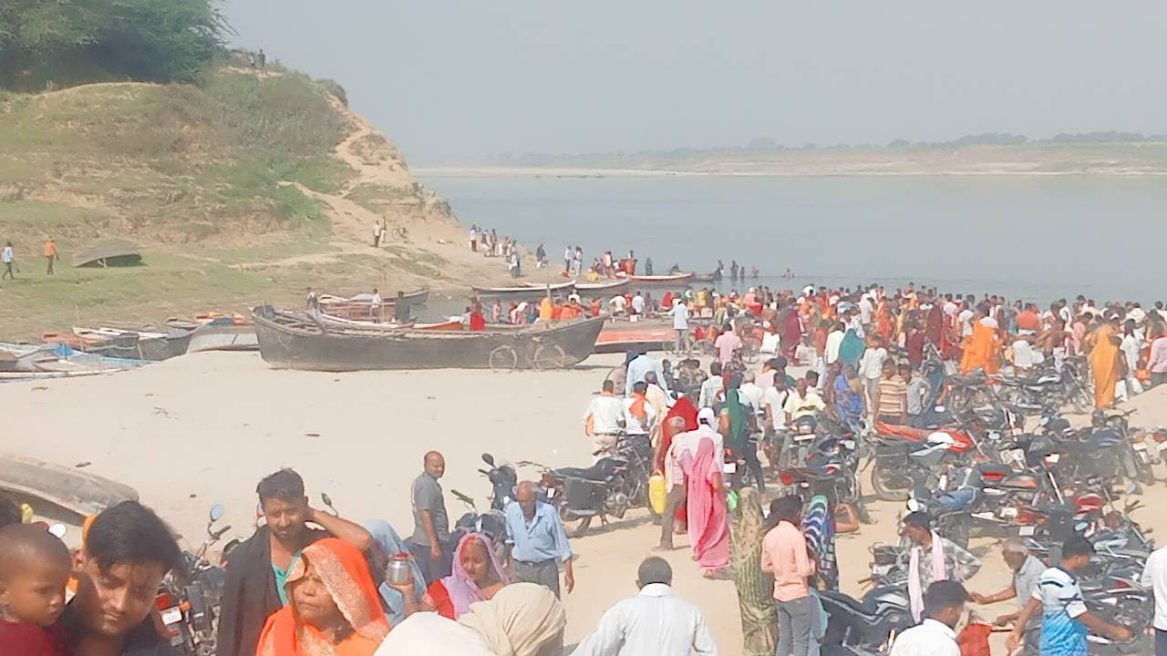 नवरात्र के पहले दिन गंगा में डुबकी, हजार भक्तों ने लगाई आस्था