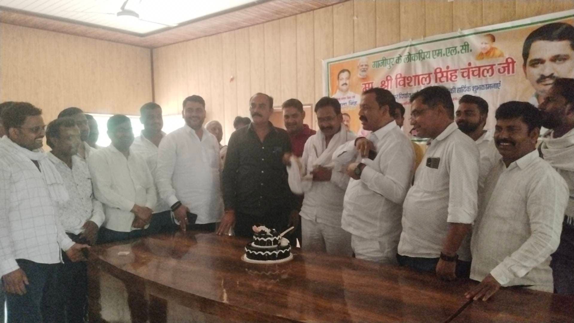 जखनियां ब्लॉक सभागार में धूमधाम से मनाया गया एमएलसी विशाल सिंह चंचल