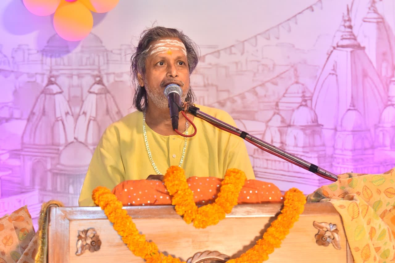 माया में बिखरोगे या भक्ति में निखरोगे? घघसरा में कथा के दूसरे दिन गूंजा आध्यात्मिक संदेश