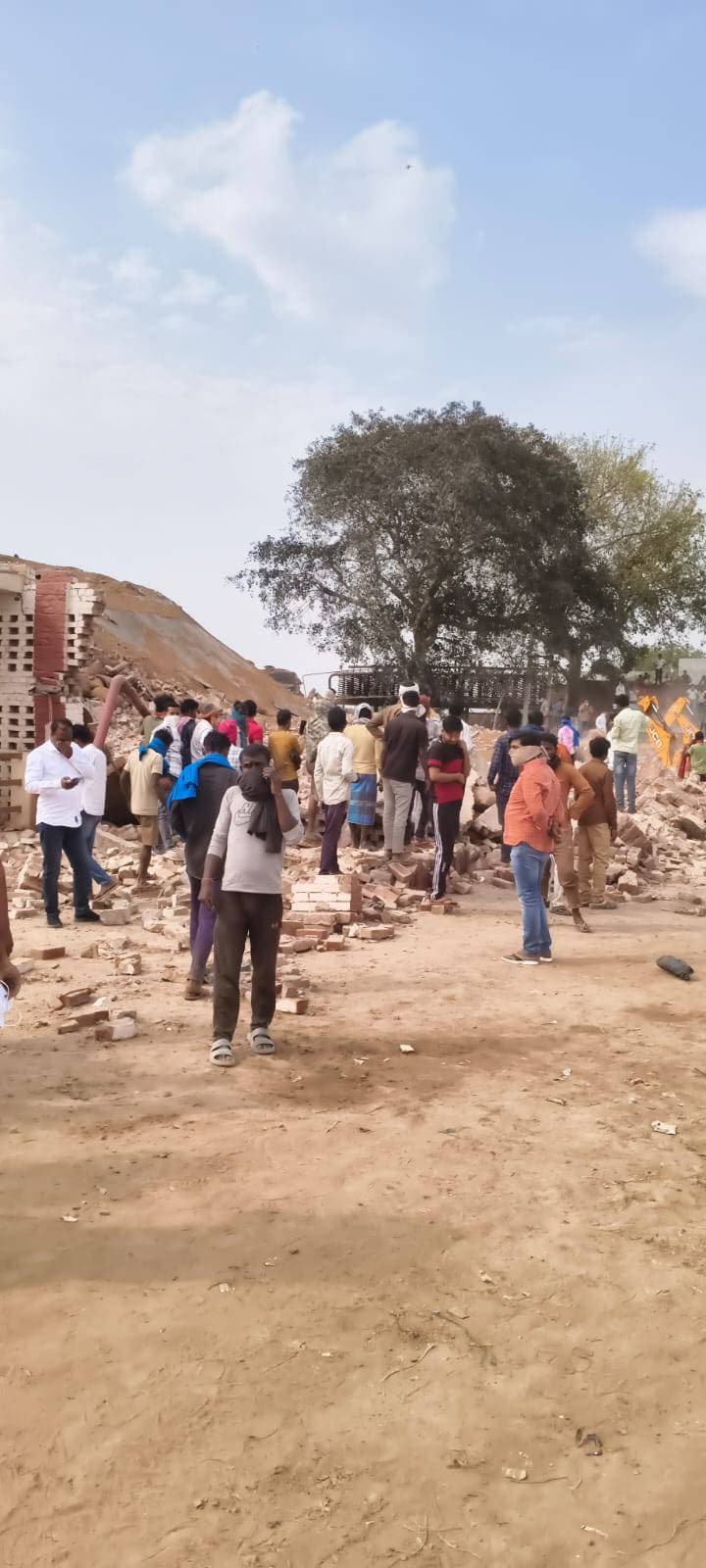 प्रयागराज में कोल्ड स्टोरेज हादसा: मलबे में दबे कई मजदूर, अमोनिया गैस