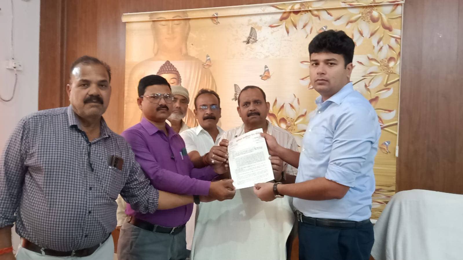 बांसगांव के पत्रकार हत्या मामले में कार्रवाई की मांग को लेकर सौंपा मांग पत्र