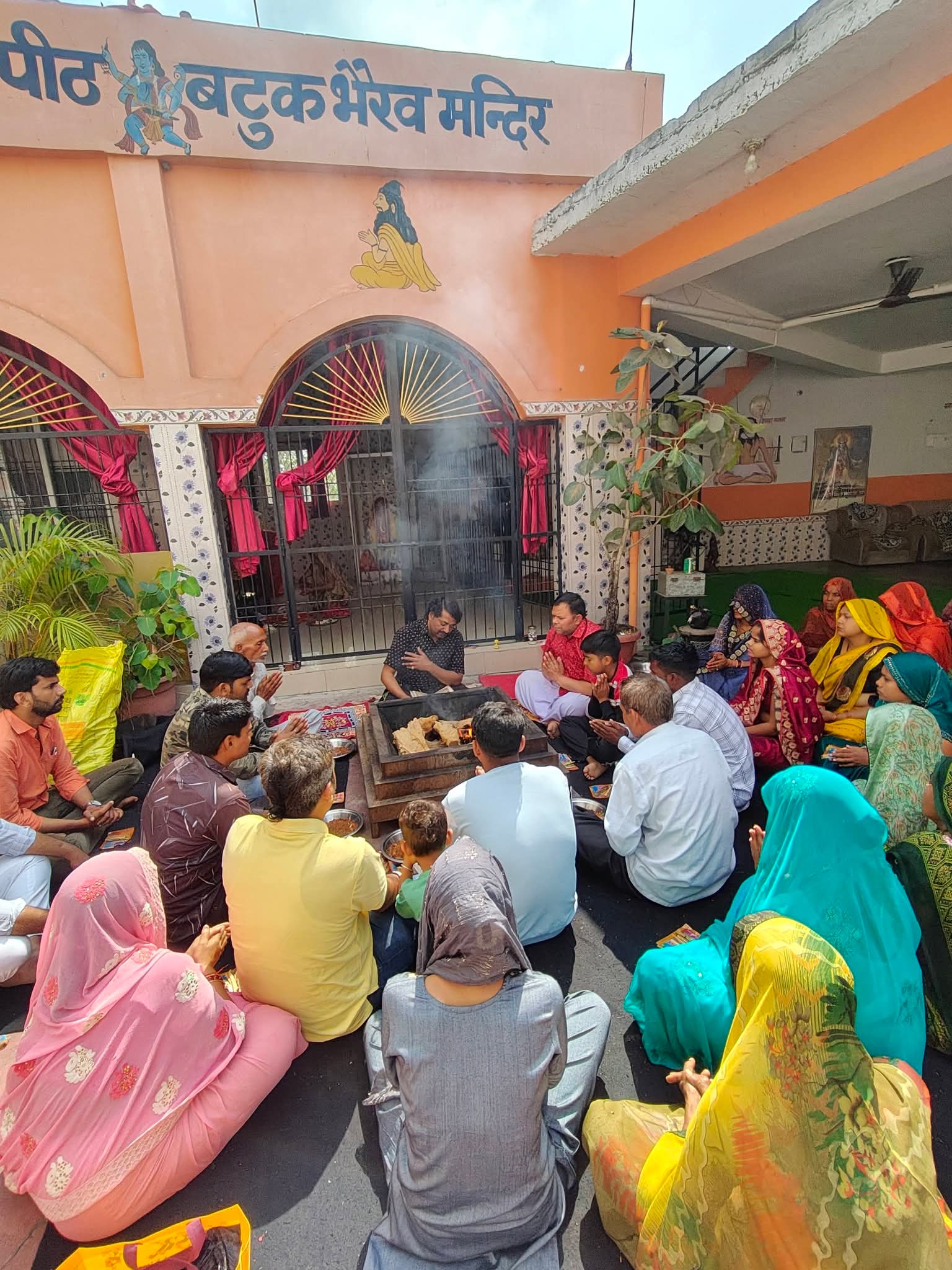 सिकरीगंज क्षेत्र में सिद्ध पीठ बटुक भैरव दरबार में हुआ भव्य हवन-पूजन