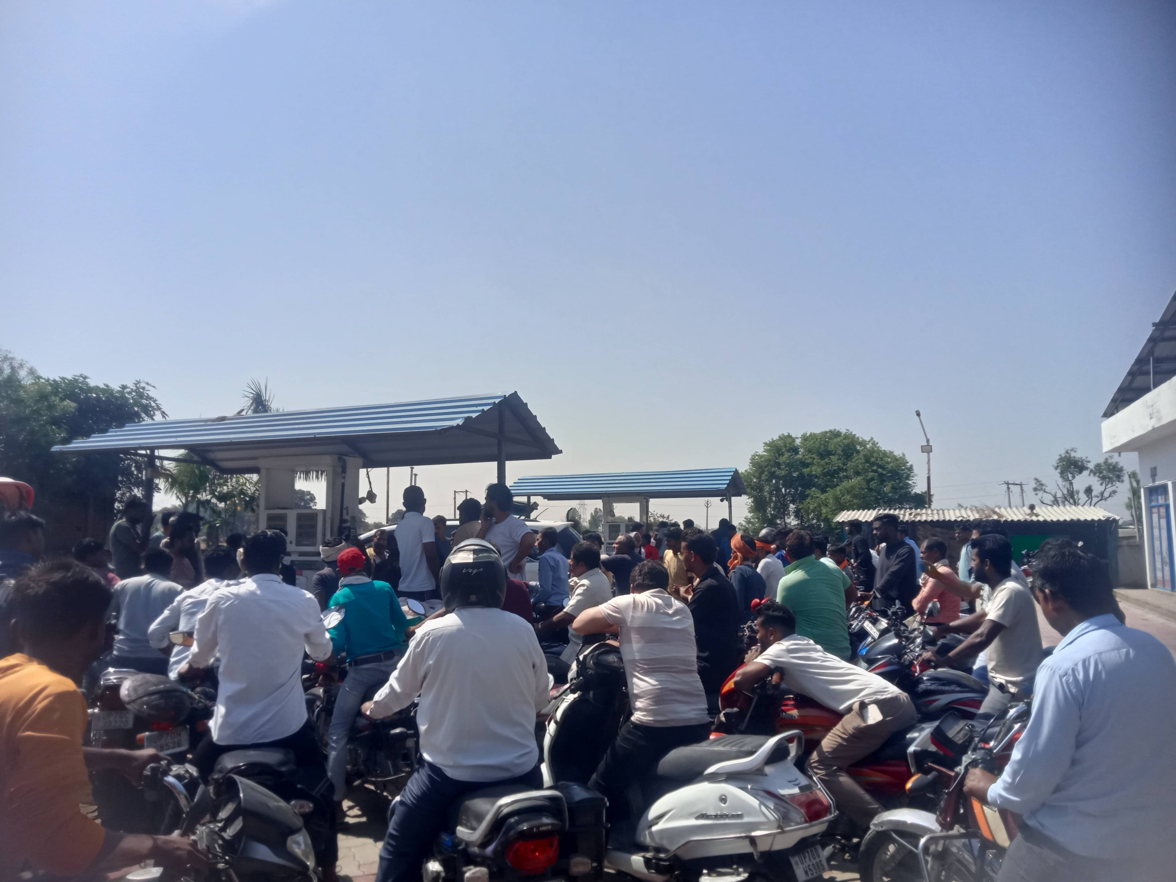 पेट्रोल पंप पर घटतौली का आरोप, मारपीट का वीडियो वायरल प्रयागराज (करछना)।