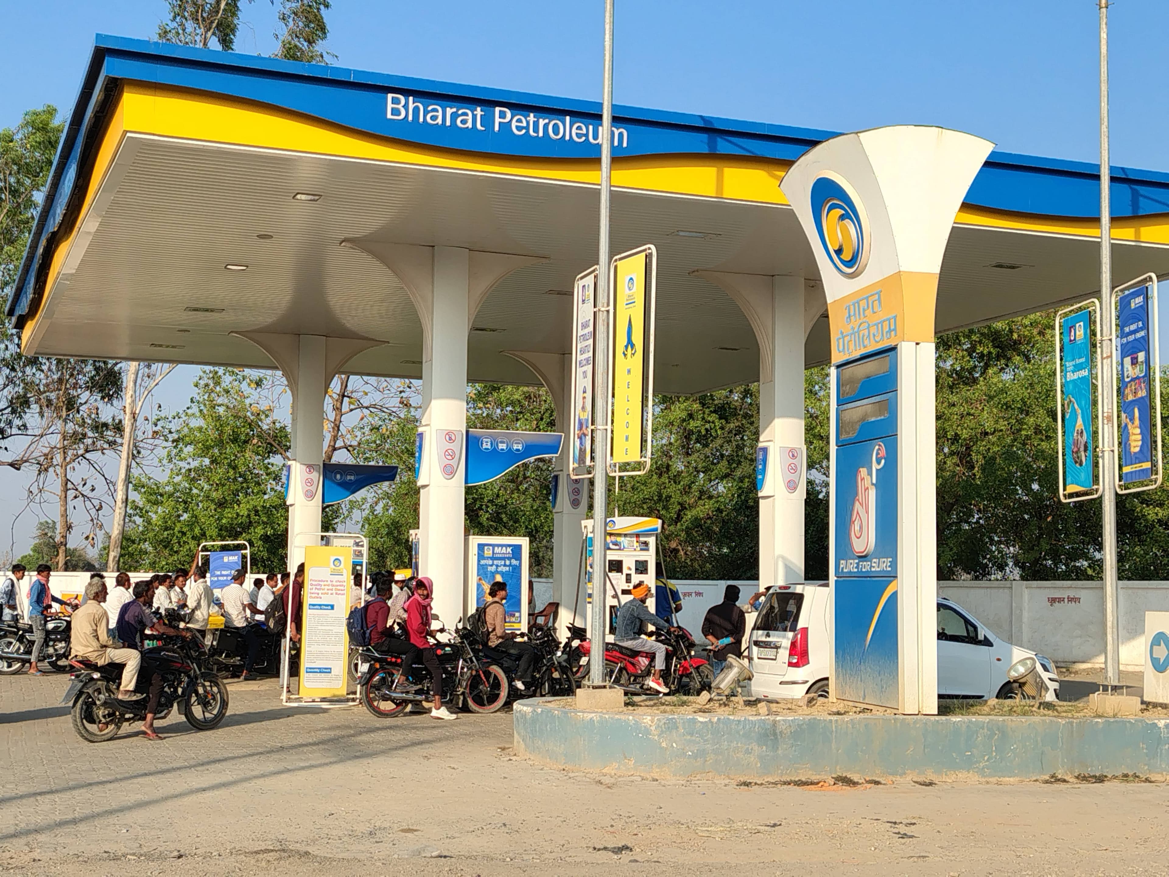 गैस सिलेंडर के बाद डीजल-पेट्रोल का संकट गहराया, कहीं ताले तो कहीं