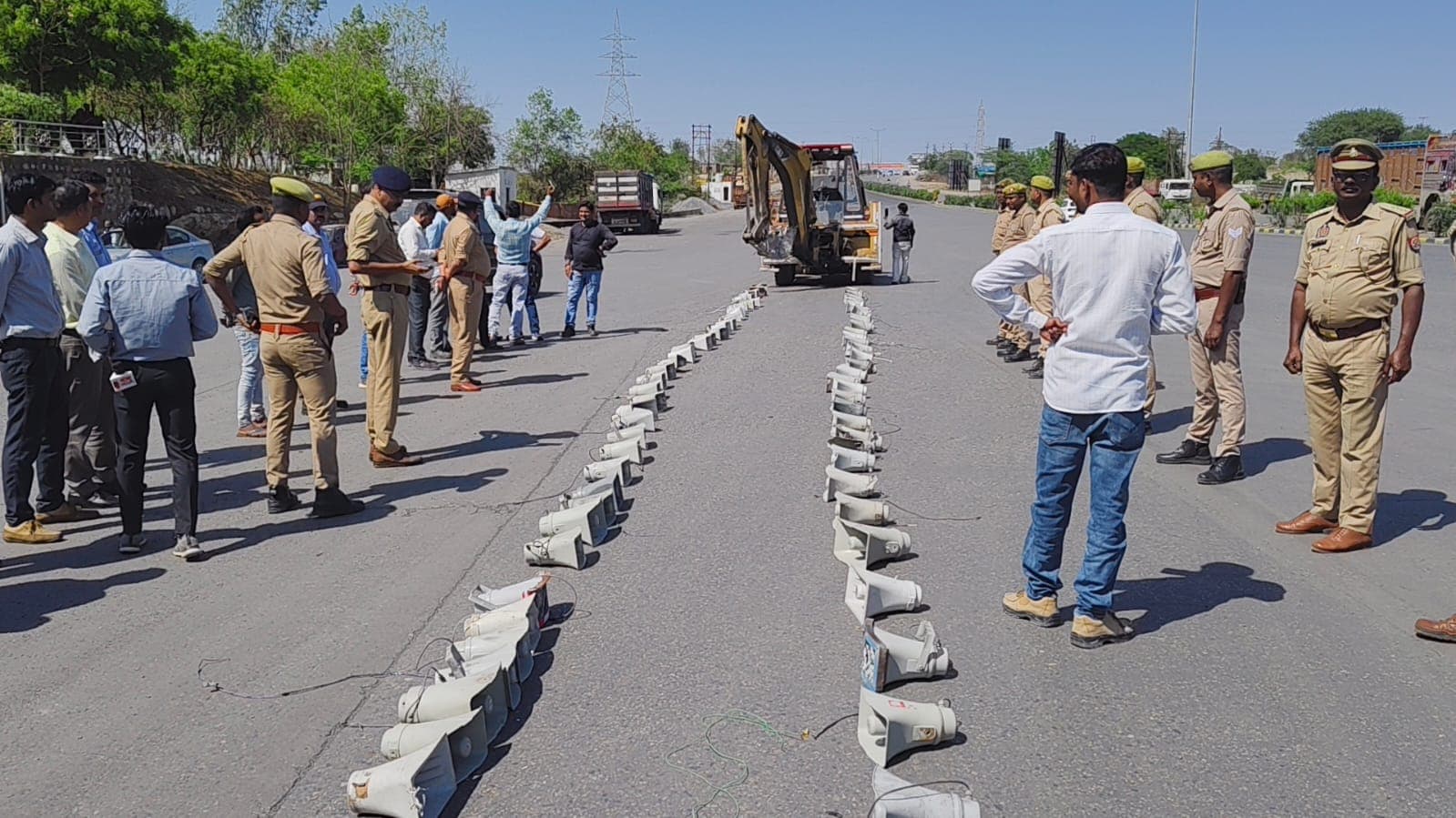 सोनभद्र में चलाया गया सख्त अभियान 130 हूटर एवं लाउडस्पीकर हटवाकर किया गया विनष्टीकरणn